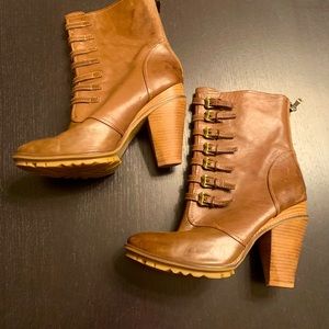 B. Makowsky barely worn brown leather Boots